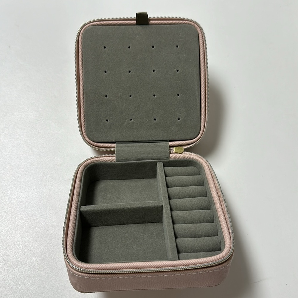 “B” Jewelry Box - Picture 2 of 4